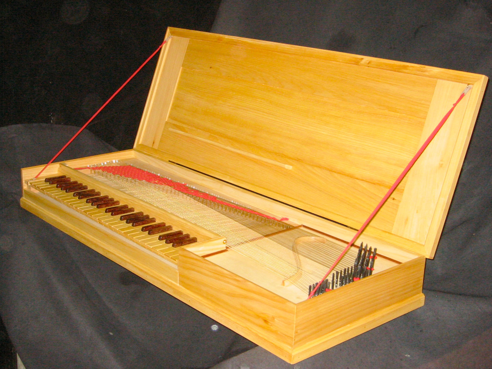 http://www.mascheroniharpsichords.com/wp-content/uploads/2012/01/federico-mascheroni-clavicordo-do-re.jpg